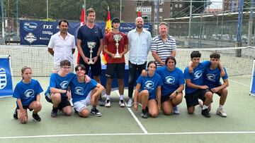 Foto de familia con los campeones del XI Open Nacional de Tenis Ciudad de Móstoles, torneo del Circuito IBP Tenis Pro.