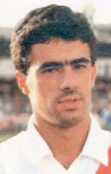 Comenzó en el Castilla en 1979 y jugó con el primer equipo la temporada 81/82 y la temporada 83/84 otra vez con el Castilla. Con el Rayo Vallecano jugaría desde 1987 a 1990