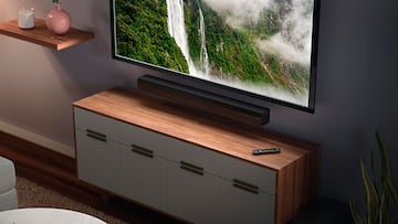 El Fire TV Sticke de Amazon conectado a un televisor.