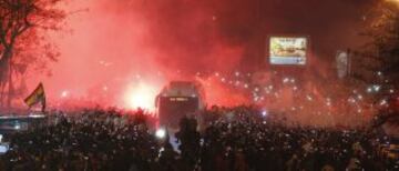 El frío y la lluvia no detuvieron a miles de aficionados que quisieron arengar al Real Madrid en su llegada al Bernabéu.