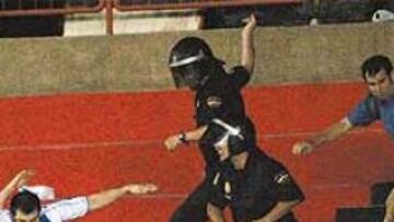 <b>LAMENTABLE. </b>Un grupo de Boixos Nois lanzó todo tipo de objetos con la impunidad de la policía.