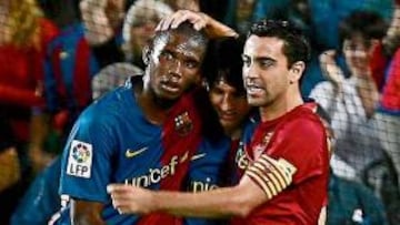 <b>TRÍO DE GOLEADORES. </b>Etoo y Xavi abrazan a Messi tras el 3-0.