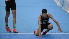 Jonathan Brownlee de Gran Breta&ntilde;a cae cruzar la meta durante el Mundial de triatl&oacute;n en la isla de Cozumel (M&eacute;xico).