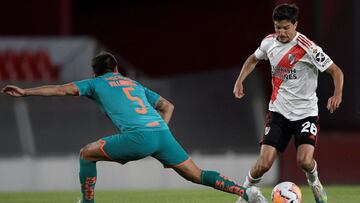 JJPANA5869. BUENOS AIRES (ARGENTINA), 20/10/2020.- El jugador Ignacio Fern&aacute;ndez (d) de River Plate disputa un bal&oacute;n con Lucas Villarruel de LDU de Quito hoy, en un partido de la Copa Libertadores entre River Plate y Liga Deportiva Universitaria de Quito en el estadio Libertadores de Am&eacute;rica en Buenos Aires (Argentina). EFE/Juan Mabromata POOL