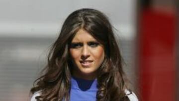 <b>Yamaha: diseño, motor y adherencia. </b>Y hoy, como no podía ser de otra forma, nos ilustra una chica Yamaha. Se la identifica por el broche colgón y por la etiqueta en la cintura, pero igualmente se la podría reconocer por el chásis campeón, la adherencia de las gomas y el cuerpo de ingenieros. También por los colores: blanco nuclear y azul ilusión.