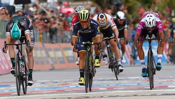 Australia&#039;s Caleb Ewan (C) sprints to win the 7th stage of the 100th Giro d&#039;Italia, Tour of Italy, cycling race from Castrovillari to Alberobello on May 12, 2017.  / AFP PHOTO / Luk BENIES