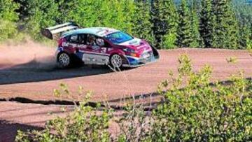 <b>PAISAJE DE ENSUEÑO. </b>Gronholm, con su Ford Fiesta, vuela en el Pikes con el lago de Colorado a más de 4.000 metros de altitud.