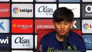 Kubo explicando su celebraci車n es de las cosas m芍s grandes que han pasado en sala de prensa