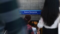 Varias personas entran a la estación de Metro de Nueva Numancia, a 27 de septiembre de 2023, en Madrid (España). Metro de Madrid reabre hoy el tramo de la Línea 1 entre las estaciones de Sol y Nueva Numancia, parte del recorrido de 19 estaciones sin servicio desde el pasado 24 de junio, que llega hasta Valdecarros. Se recupera la circulación en parte del tramo, pero permanece interrumpida entre Nueva Numancia y Valdecarros, que es la segunda fase de las obras de renovación integral de la L1 de Metro, la más antigua de la red del suburbano. Tras finalizar, se prevé que el 2024 se realicen los trabajos de mejora en el tramo restante, comprendido entre Sol y Pinar de Chamartín.
27 SEPTIEMBRE 2023;NUEVA NUMANCIA;VALLECAS;LINEA 1;OBRAS;REAPERTURA
Gustavo Valiente / Europa Press
27/09/2023