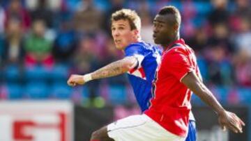 El croata Mario Mandzukic (izda) lucha por el balon con el noruego Alexander Tettey durante el amistoso que les enfrentó en el estadio Ullevaal en Oslo (Noruega) hoy, sábado 2 de junio de 2012.