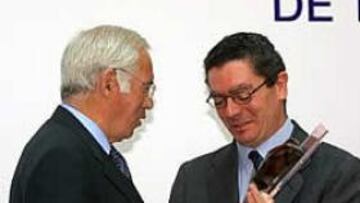 <B>PREMIO.</B> Luis recibe un nuevo premio en reconocimiento a su brillante trabajo como entrenador.