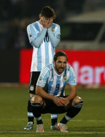 Messi e Higuaín tras perder la final de la Copa América 2015 en la tanda de penaltis ante Chile. 
