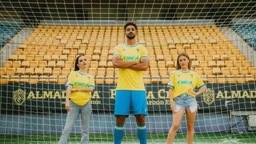 Chris Ramos, con la nueva camiseta del C¨¢diz para la temporada 2023-24.