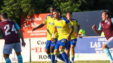 Brian Ocampo en sus primeros minutos en pretemporada frente al Burnley.