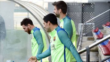 Messi, Luis Su&aacute;rez y Gerard Piqu&eacute;, antes del entrenamiento.