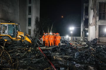 El personal de rescate permanece junto a los restos de un avin de Air India, con destino al aeropuerto de Gatwick de Londres, que se estrell durante el despegue desde un aeropuerto en Ahmedabad, India.