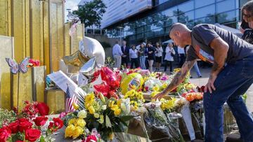 La gente lleva flores en la plaza Muhammad Ali de Louisville. 