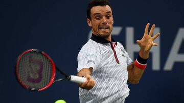 Roberto Bautista Agut devuelve una bola a Federico Delbonis durante su partido de segunda ronda del US Open.