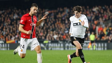 VALENCIA, 19/12/2025.- El defensa eslovaco del RCD Mallorca Martin Valjent (i) en acción ante Javier Guerra, del Valencia CF, durante el partido de LaLiga de fútbol disputado entre el Valencia CF y el RCD Mallorca, este viernes en el estadio de Mestalla. EFE/Ana Escobar