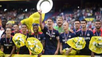 Santiago Arias celebra su segundo título como jugador del PSV, tras conseguir la Liga la temporada anterior.