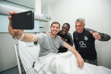 Iker Casillas con Sirmana Dembelé (entrenador asistente) y Diamantino Figuereido (entrenador de porteros).