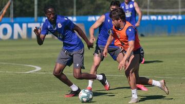 Keko Gont&aacute;n ante Abdoulaye Ba durante un entrenamiento del Deportivo en Abegondo. 