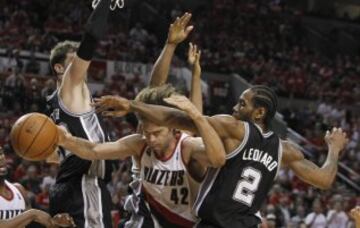 Robin Lopez trata de no perder el balón ante Kawhi Leonard y Tiago Splitter.