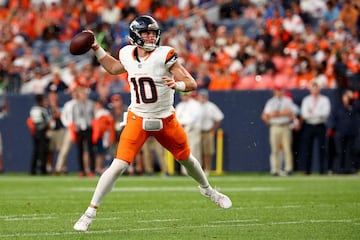 DENVER, COLORADO - AUGUST 18: Bo Nix #10 of the Denver Broncos t