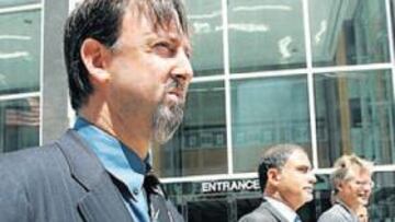 <b>A LA ESPERA. </b>Fainaru-Wada, en primer término, junto al director del San Francisco Cronicle y a su compañero, Lance Willians.