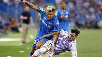 Iv&aacute;n Alejo recibe una falta en el partido del s&aacute;bado.