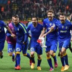 Juventus y Vidal sufren para volver a semis tras 12 años