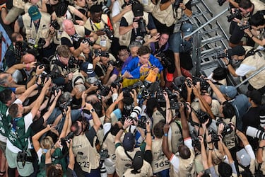 El atleta sueco Armand Duplantis, medallista de oro, celebra su nuevo récord mundial en la final de salto con pértiga durante el Campeonato Mundial de Atletismo en Tokio. 