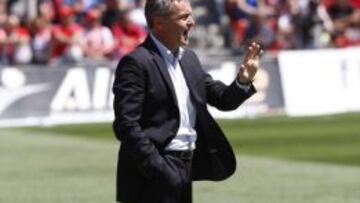 Fran Escribá da instrucciones a sus jugadores durante un partido de esta temporada.