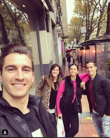 La esposa de Lucas V¨¢zquez es hermana de la novia de Andr¨¦s Prieto, portero que creci¨® en la cantera del Real Madrid y con el que coincidi¨® en el Espanyol, es muy habitual verles a los cuatro juntos en sus redes sociales