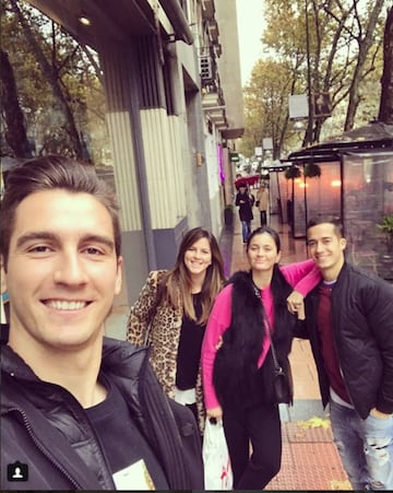 La esposa de Lucas Vázquez es hermana de la novia de Andrés Prieto, portero que creció en la cantera del Real Madrid y con el que coincidió en el Espanyol, es muy habitual verles a los cuatro juntos en sus redes sociales