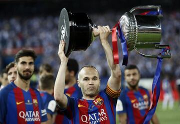 Celebración de los jugadores del Barcelona. Iniesta.