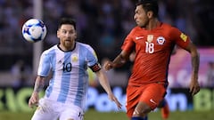 Argentina gana con penal dudoso que anota Messi