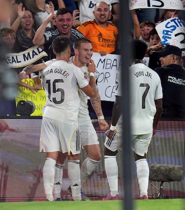 0-2. Franco Mastantuono celebra el segundo tanto con Arda Güler y Vinicius.