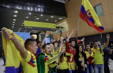 Aficionados colombianos cantan y ondean banderas durante la llegada de la Selección a Kazán, ciudad sede de concentración del equipo.