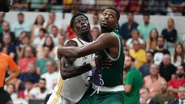 Eli John Ndiaye, ala-pívot del Madrid, pelea por el espacio con Melvin Ejim, del Unicaja, durante la final de la Supercopa Endesa 2023.