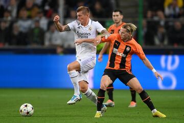 Toni Kroos y Mykhaylo Mudryk.