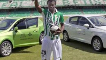 <b>NOSA IGIEBOR, EL M?SCULO B?TICO, YA LUCE DE VERDIBLANCO EN EL VILLAMAR?N. </b>La negociaci¨®n para contratar a Nosa Igiebor ha sido un aut¨¦ntico culebr¨®n. El nigeriano era una prioridad para los t¨¦cnicos verdiblancos y al final lo han contratado. Ayer fue presentado y pos¨® en el c¨¦sped del Villamar¨ªn. "Me considero un buen jugador. No soy Cristiano Ronaldo ni Messi, pero me incorporo al ataque y tengo gol", explic¨® el futbolista nigeriano del Betis.