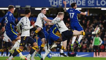 LONDON, ENGLAND - DECEMBER 16: Jarrad Braithwaite of Everton scores their side's first goal during the Premier League match between Chelsea and Everton at Stamford Bridge on December 16, 2021 in London, England. (Photo by Mike Hewitt/Getty Images)