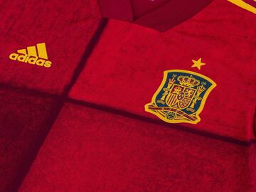 In the new model, the various shapes and drawings disappear from its base, but it is not a singular red colour that dominates. Instead La Roja will adorn different shades of their tradition, ranging from Ferrari red to Bordeaux wine.