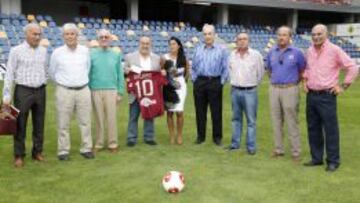 EN PASAR&Oacute;N. Jos&eacute; Manuel Fern&aacute;ndez, Ceresuela, Cholo, Lupe Murillo, Calleja, Fuertes, Jos&eacute; Jorge y Ricardo Tilve posaron ayer con Rela&ntilde;o.