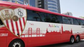 Autobús del Sevilla, antes de ser atacado.