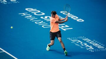 El tenista alemán Alexander Zverev devuelve una bola durante su partido ante Dominic Thiem en la Diriyah Tennis Cup de Riyadh.