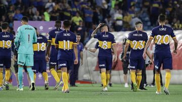 Boca Juniors&#039; players leave the field at the end of the football match against Argentinos Juniors during the Argentina First Division Superliga Tournament at La Bombonera stadium, in Buenos Aires, on November 30, 2019. - The match ended in a 1-1 draw. (Photo by ALEJANDRO PAGNI / AFP)