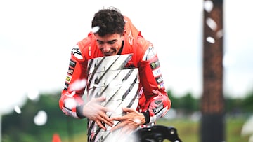 Celebración del piloto español de Ducati Lenovo, Marc Márquez, tras proclamarse campeón de MotoGP en el Gran Premio de Japón.