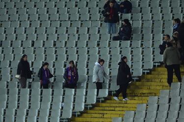 El partido entre el Barcelona y el Osasuna fue suspendido por el fallecimiento del médico del equipo, Carles Miñarro. La noticia se supo minutos antes del encuentro, y fue el mismo presidente del Barça, Joan Laporta, el que bajó al vestuario para comunicar a los jugadores que el partido no se disputaría.